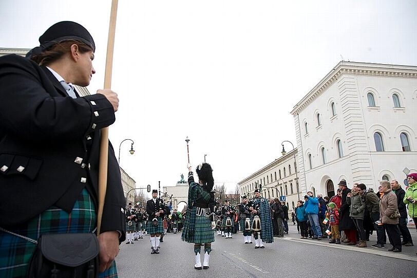Irisches Brauchtum auf den Straßen München: Beim Umzug zum St. Patrick's Day sind Jung und Alt dabei - und gute Laune ist Pflicht.