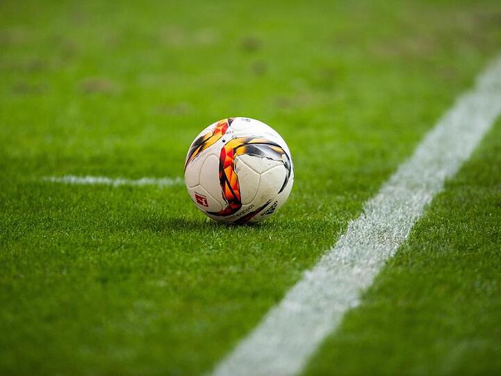 Ein Ball rollt an der Seitenlinie entlang. Foto: Lukas Schulze/Archivbild