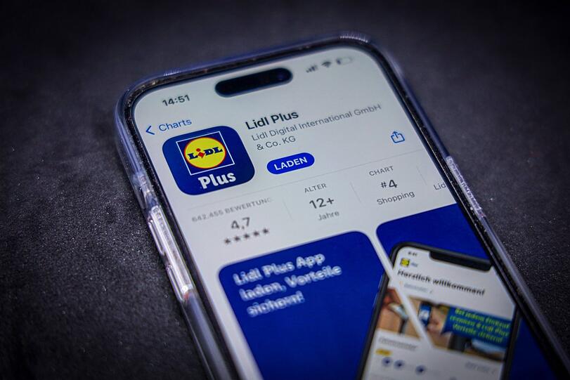 Mit Hilfe der App sollen sechs Männer aus München mit Dutzenden gestohlenen oder gefälschten Kundenkonten bei dem Discounter auf fremderLeute Kosten eingekauft haben. Die Polizei geht von rund 500 Fällen aus.