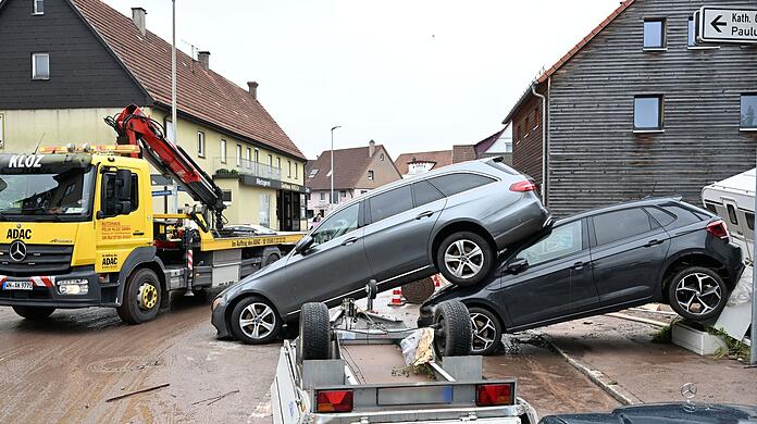 Auf einer Straße in Miedelsbach im Rems-Murr-Kreis (Baden-Württemnerg) stehen Fahrzeuge, die vom Hochwasser weggespült wurden. Auf einer Straße in Miedelsbach im Rems-Murr-Kreis (Baden-Württemnerg) stehen Fahrzeuge, die vom Hochwasser weggespült wurden.