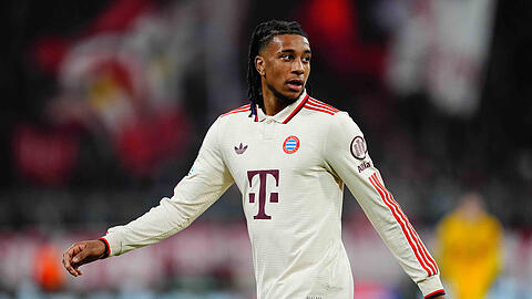 Bayern-Star Michael Olise hatte zuletzt gleich zwei Mal Ärger mit Schiedsrichtern, weil er seine Schienbeinschoner nicht korrekt trug.