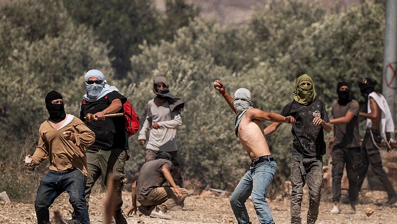 Rechtsgerichtete israelische Siedler greifen regelm&auml;&szlig;ig im Westjordanland Pal&auml;stinenser an. (Archivbild)