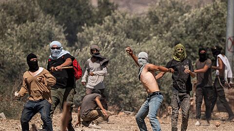 Rechtsgerichtete israelische Siedler greifen regelm&auml;&szlig;ig im Westjordanland Pal&auml;stinenser an. (Archivbild)