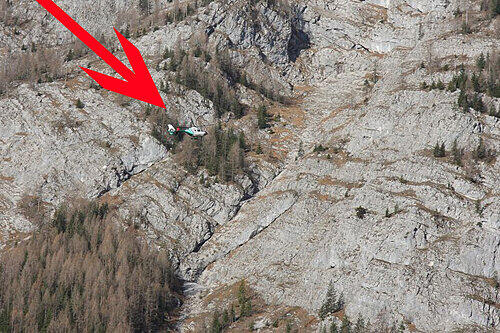 Der Rettungshubschrauber (Pfeil) entdeckte die tote Bergsteigerin aus Lauf an der Pegnitz.