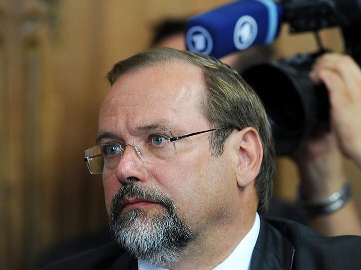 Der Duisburger Oberbürgermeister Adolf Sauerland in einer Pressekonferenz.