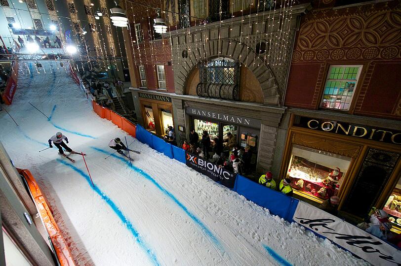 Zum Auftakt der Saison verlegt St. Moritz wieder die Skipiste mitten in die Fußgängerzone. Prominente und Gäste messen sich am 30. November und 1. Dezember beim City Race im Parallelslalom.