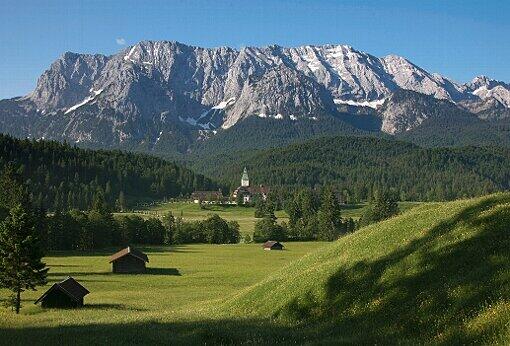 Schloss Elmau liegt etwa 100 Kilometer südlich von München.