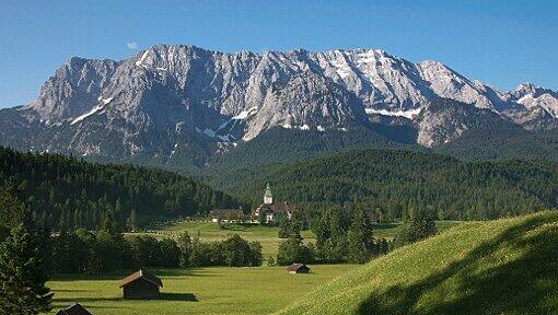 Schloss Elmau liegt etwa 100 Kilometer südlich von München. Schloss Elmau liegt etwa 100 Kilometer südlich von München.
