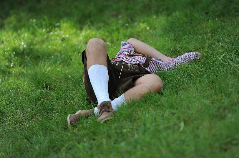 Der Bayer nennt die Lederhose gerne "Rauschgwand": Dieser Mann mit den weißen Socken hat's wörtlich genommen.