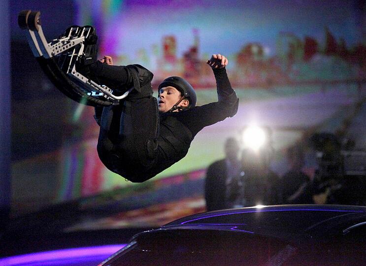 Seinen schlimmsten TV-Moment erlebte Gottschalk auch bei "Wetten, dass?...", als 2010 Wettkandidat Samuel koch in Sprungschuhen in Saltos über Autos springt. Koch verunglückt in der Liveshow schwer und ist seitdem querschnittsgelähmt. Gottschalk gab sich selbst eine Mitschuld.
