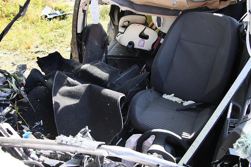 Zug erfasst Auto mit Familie: Bilder von der Unfallstelle.
