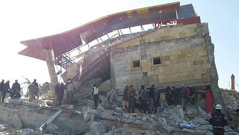 Neun Menschen sterben bei einem Luftangriff auf ein syrisches Krankenhaus. Neun Menschen sterben bei einem Luftangriff auf ein syrisches Krankenhaus.