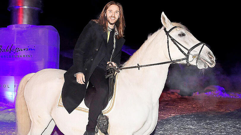 Gil Ofarim kam auf einem weißen Schimmel