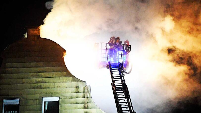 Bei dem Brand in Velden wurden zwei Menschen verletzt. Die Löscharbeiten waren langwierig.