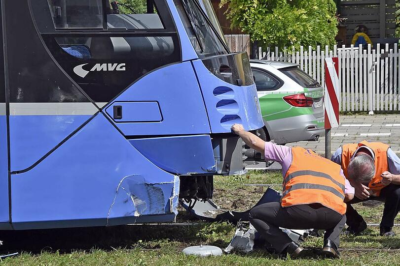Das völlig eingedrückte Wrack des VW wurde noch ca. 30 Meter mitgeschleift &ndash; die Bilder vom Bergungseinsatz in der Agnes-Bernauer-Straße.