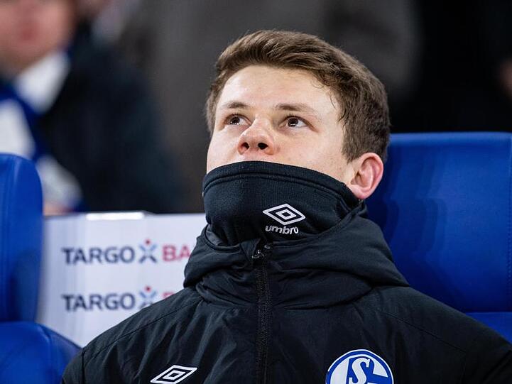 Schalkes Torwart Alexander Nübel sitzt auf der Ersatzbank und guckt nach oben. Foto: Guido Kirchner/dpa/Archivbild