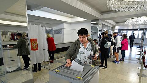 In den von Russland besetzten Gebieten haben Scheinreferenden begonnen.