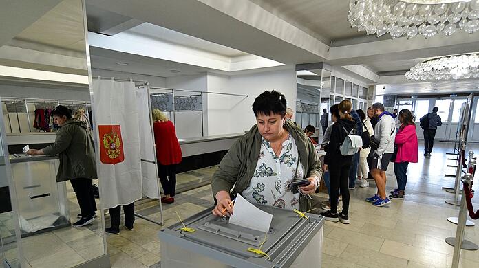 In den von Russland besetzten Gebieten haben Scheinreferenden begonnen.