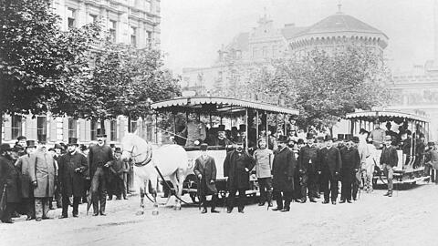 Bereits 1861 fuhr eine Pferde-Omnibuslinie des Lohnkutschers Michael Zechmeister in der Stadt.