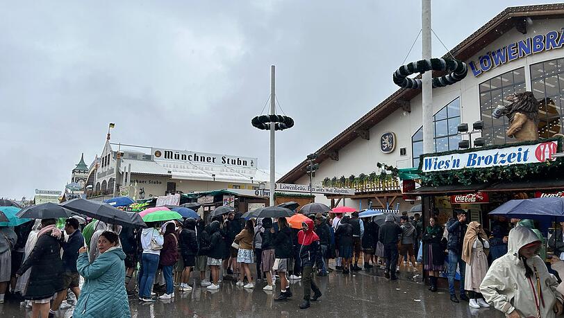 Volle Wiesn: Die Besucher lassen es sich das letzte Wiesn-Wochenende nochmal richtig gut gehen.