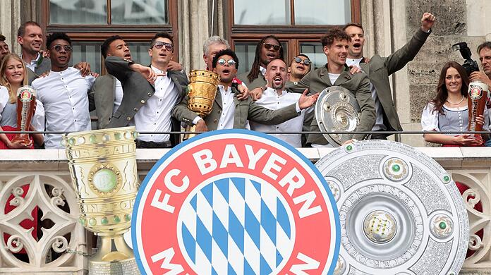Der FC Bayern feiert seinen Double-Gewinn 2019 auf dem Rathausbalkon. Damals hat die Stadt München die Kosten dafür getragen.