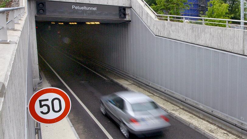 Wegen eines Verkehrsunfalls war der Petueltunnel zun&auml;chst in westlicher Fahrtrichtung komplett gesperrt, (Archivbild)