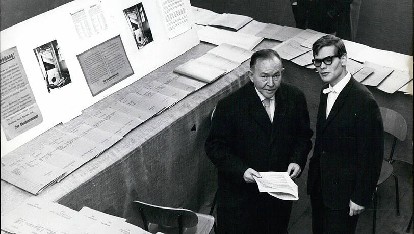 1961: Streckers Ausstellung wird in M&uuml;nchen er&ouml;ffnet. Das Foto zeigt Strecker rechts und Joel Brand. Dieser war sp&auml;ter Kronzeuge der israelischen Anklage im Prozess gegen den ehemaligen SS-F&uuml;hrer Adolf Eichmann in Jerusalem.