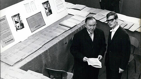 1961: Streckers Ausstellung wird in M&uuml;nchen er&ouml;ffnet. Das Foto zeigt Strecker rechts und Joel Brand. Dieser war sp&auml;ter Kronzeuge der israelischen Anklage im Prozess gegen den ehemaligen SS-F&uuml;hrer Adolf Eichmann in Jerusalem.