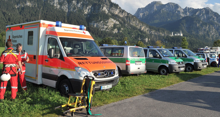Horror-Nacht für einige Insassen einer Gondel in Schwangau. Nach einem Gleitschirm-Unfall mussten die Fahrgäste teils die Nacht in der Luft verbringen. Rettungskräfte konnten alle Menschen retten. Die Bilder