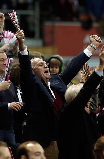 Uli Hoeneß war am Samstag mit seiner Frau Susi im Audi Dome zu Gast und bejubelte den Sieg des FC Bayern.