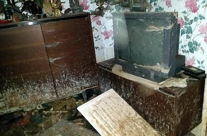Müll, Exkremente, Tier-Kadaver: Die Bilder aus dem Horror-Haus sind kaum zu ertragen.