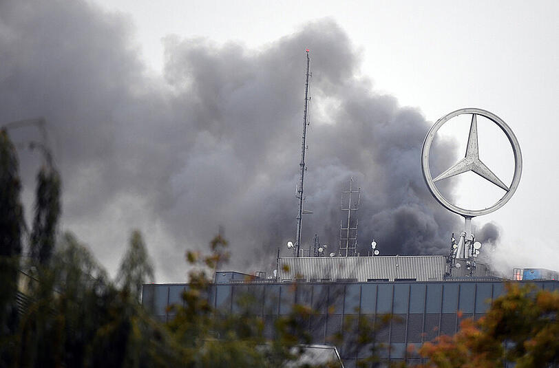 Das Europacenter in Berlin Charlottenburg: Am Dienstagmittag schlugen Flammen vom Dach. Die Bilder.
