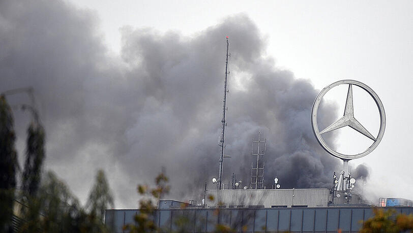 Das Europacenter in Berlin Charlottenburg: Am Dienstagmittag schlugen Flammen vom Dach. Die Bilder. Das Europacenter in Berlin Charlottenburg: Am Dienstagmittag schlugen Flammen vom Dach. Die Bilder.