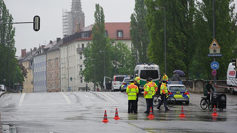 Nach dem Unfall hat die Polizei die Kreuzung an der Corneliusbrücke komplett abgesperrt.