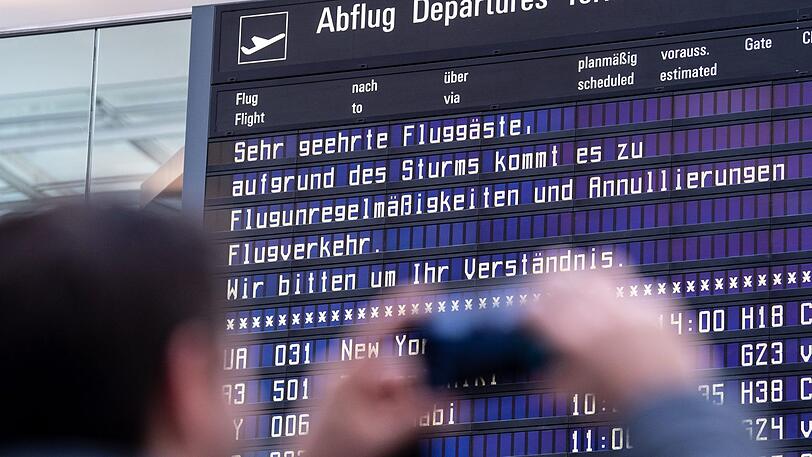 Zahlreiche Flüge mussten wegen Sturm "Sabine" annulliert werden.