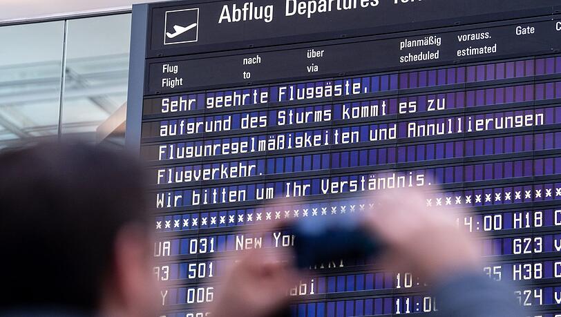 Zahlreiche Flüge mussten wegen Sturm "Sabine" annulliert werden. Zahlreiche Flüge mussten wegen Sturm "Sabine" annulliert werden.