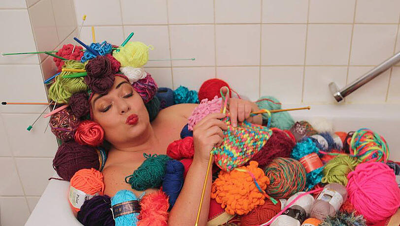 Entspannend! Petra Perle nimmt ein Wollbad. Entspannend! Petra Perle nimmt ein Wollbad.
