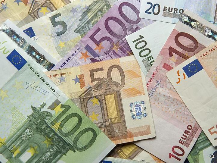 Euro-Banknoten liegen übereinander. Foto: Daniel Reinhardt/Archiv