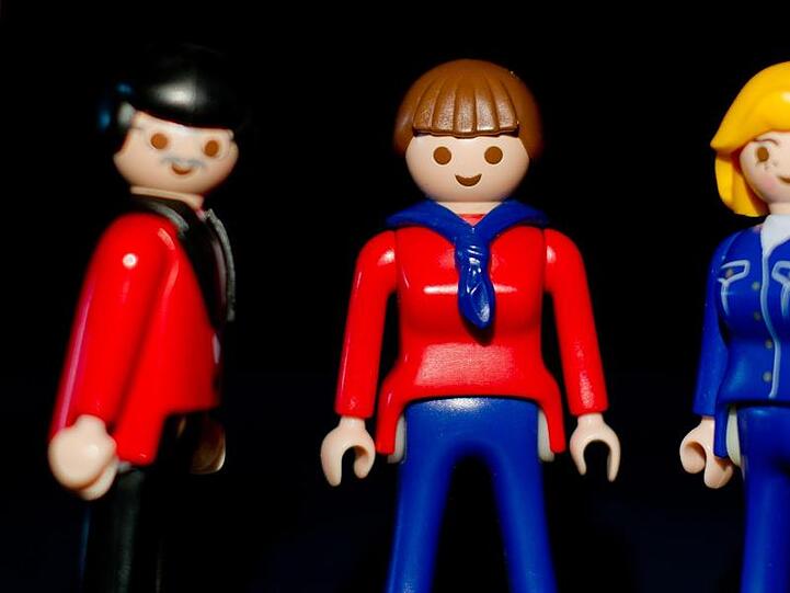 Mehrere Figuren der Firma Playmobil. Foto: Daniel Bockwoldt/dpa/Archivbild