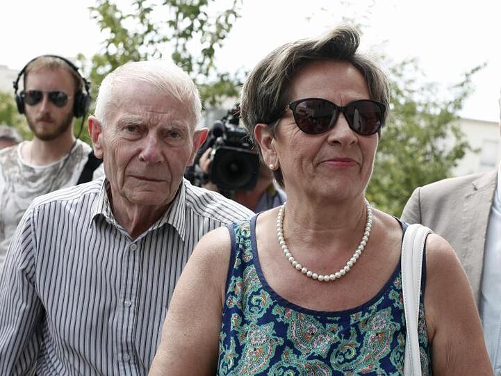 Viviane und Pierre Lambert, die Eltern des Wachkomapatienten, auf dem Weg ins Sebastopol-Krankenhaus.