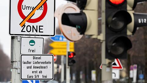 Ein Schild mit der Aufschrift "Umwelt Zone" und "Diesel (außer Lieferverkehr und Anwohner) erst ab Euro 5/V frei".