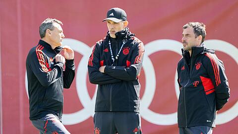 Arno Michels (l-r), Bayerns Co-Trainer, Cheftrainer Thomas Tuchel und Zslot Loew, Co-Trainer.