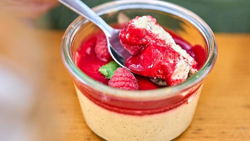 Auch das ist vegan: Bayrisch Creme aus Favabohnenprotein mit Himbeermark. Auch das ist vegan: Bayrisch Creme aus Favabohnenprotein mit Himbeermark.