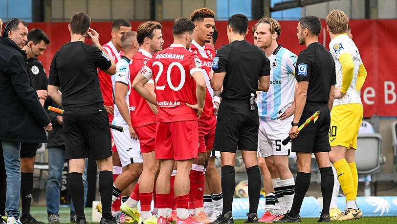 Schiedsrichter Oldhafer, Konrad unterbricht das Spiel zwischen dem TSV 1860 und Energie Cottbus. Schiedsrichter Oldhafer, Konrad unterbricht das Spiel zwischen dem TSV 1860 und Energie Cottbus.