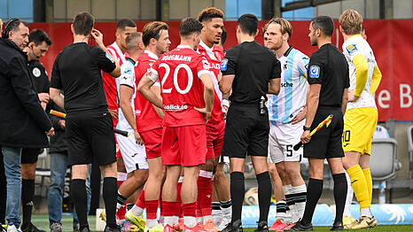 Schiedsrichter Oldhafer, Konrad unterbricht das Spiel zwischen dem TSV 1860 und Energie Cottbus.