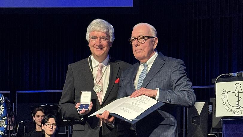 Joachim Grifka (l.) erhält die Paracelsus-Medaille. Joachim Grifka (l.) erhält die Paracelsus-Medaille.