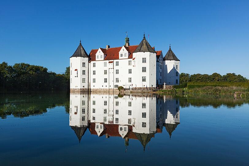 Eines der bedeutendsten Renaissanceschlösser in Nordeuropa ist das Schloss Glücksburg bei Flensburg. Auf einer ehemaligen Klosteranlage 1587 von Herzog Johann dem Jüngeren errichtet, ist der historische Bau bis heute kaum verändert. Das Wasserschloss diente als Stammsitz der herzoglichen Familie und war zeitweilige Residenz des dänischen Königshauses. Eines der bedeutendsten Renaissanceschlösser in Nordeuropa ist das Schloss Glücksburg bei Flensburg. Auf einer ehemaligen Klosteranlage 1587 von Herzog Johann dem Jüngeren errichtet, ist der historische Bau bis heute kaum verändert. Das Wasserschloss diente als Stammsitz der herzoglichen Familie und war zeitweilige Residenz des dänischen Königshauses.