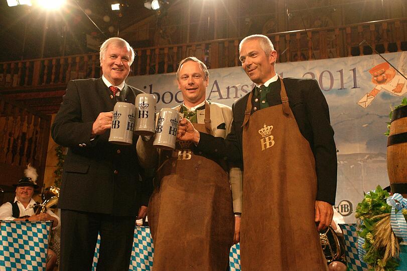 Django schenkt ein: Die besten Bilder vom Politikerderblecken beim Maibock-Anstich im Hofbräuhaus.