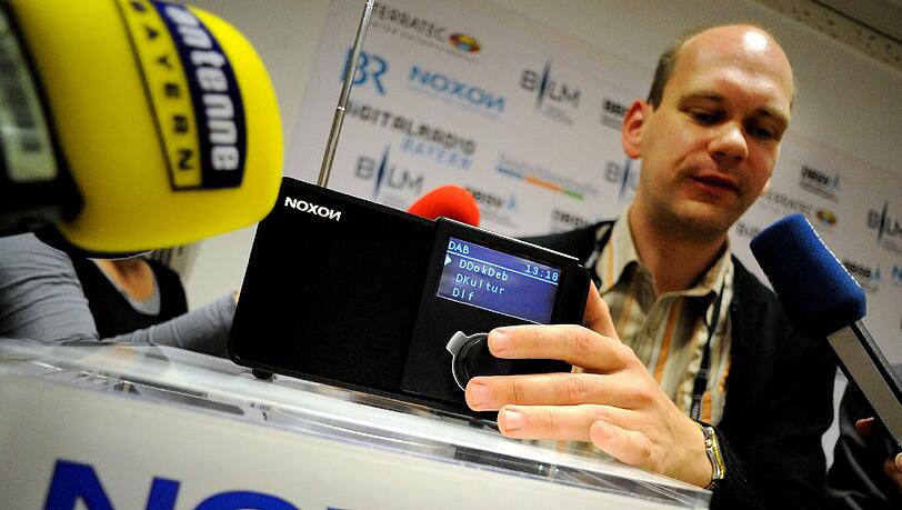 In München präsentiert: Das von der Elektronikfirma Terratec entwickelte Gerät ist das weltweit erste im Handel erhältliche Digitalradio seiner Art. In München präsentiert: Das von der Elektronikfirma Terratec entwickelte Gerät ist das weltweit erste im Handel erhältliche Digitalradio seiner Art.