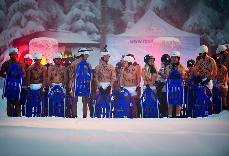 Schnelle Kurven, rasante Fahrten und tiefe Einblicke. Die Bilder von der irren Nackt-Rodel-Gaudi in Altenberg.